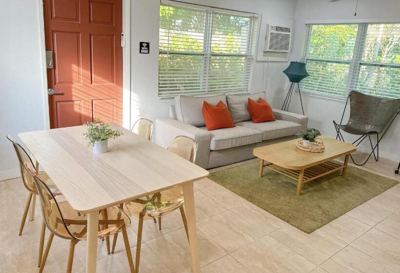 펜션 Cozy Garden Bungalow   Pets/parking/beach