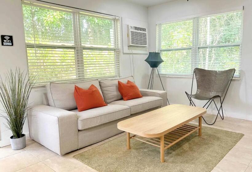 펜션 Cozy Garden Bungalow   Pets/parking/beach