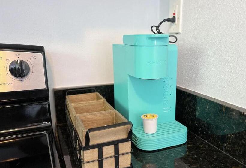 펜션 Cozy Garden Bungalow   Pets/parking/beach