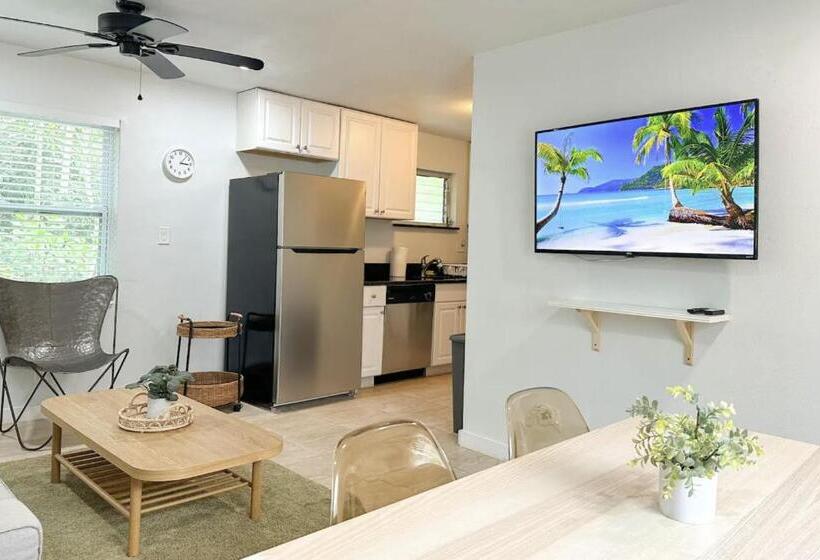 펜션 Cozy Garden Bungalow   Pets/parking/beach