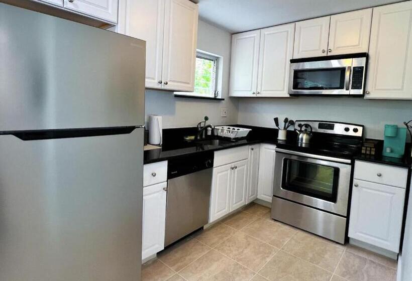 펜션 Cozy Garden Bungalow   Pets/parking/beach