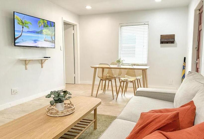 펜션 Cozy Garden Bungalow   Pets/parking/beach