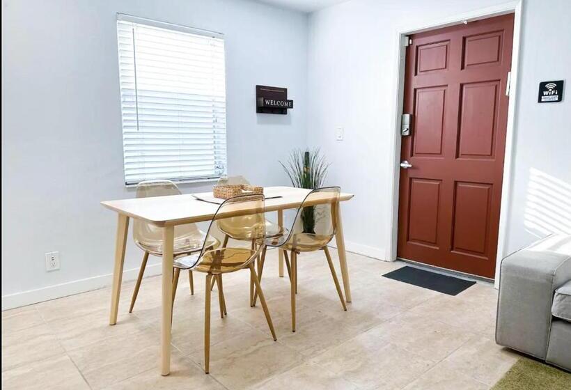 펜션 Cozy Garden Bungalow   Pets/parking/beach