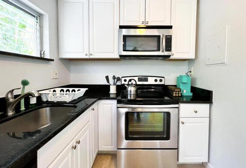 펜션 Cozy Garden Bungalow   Pets/parking/beach