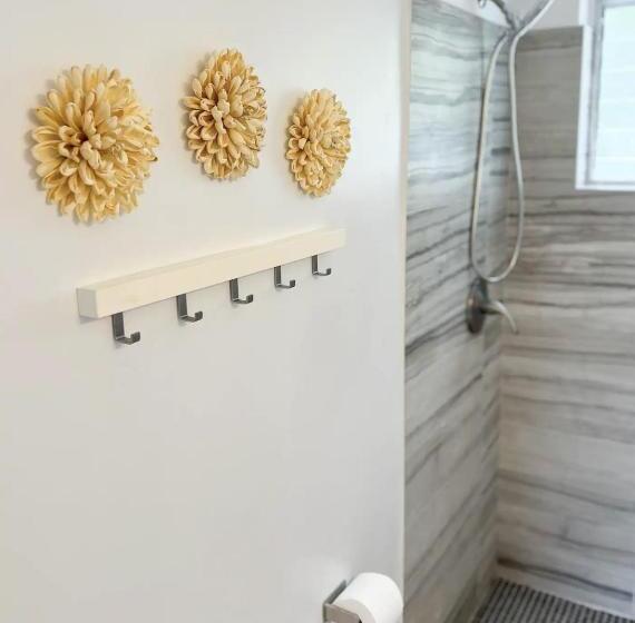 펜션 Cozy Garden Bungalow   Pets/parking/beach