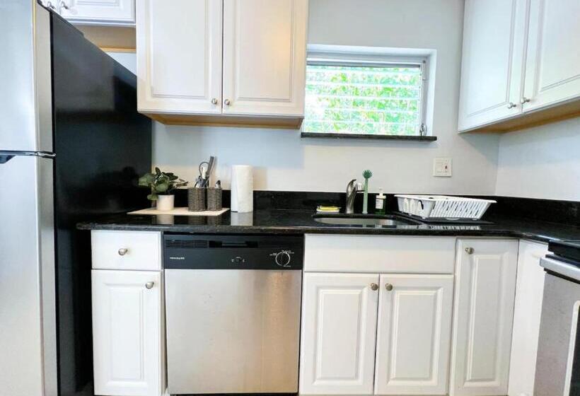 펜션 Cozy Garden Bungalow   Pets/parking/beach