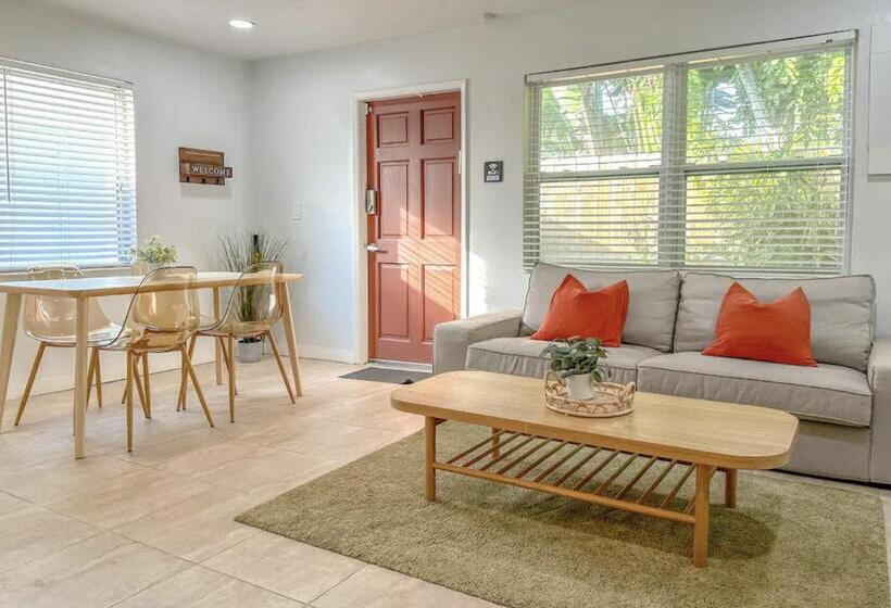 펜션 Cozy Garden Bungalow   Pets/parking/beach