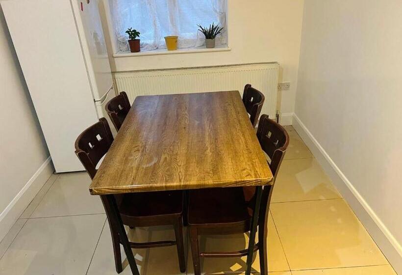 Пансион Double Bed Room For Couple Tidy Room Room 4