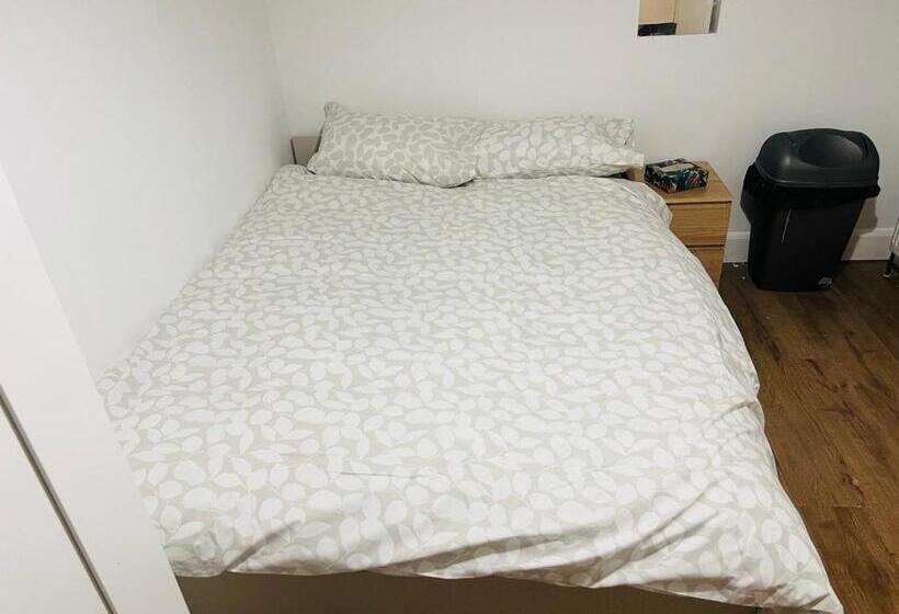 Пансион Double Bed Room For Couple Tidy Room Room 4