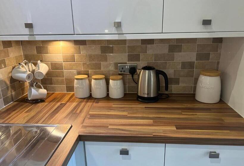 פנסיון Hull City Apartment 05