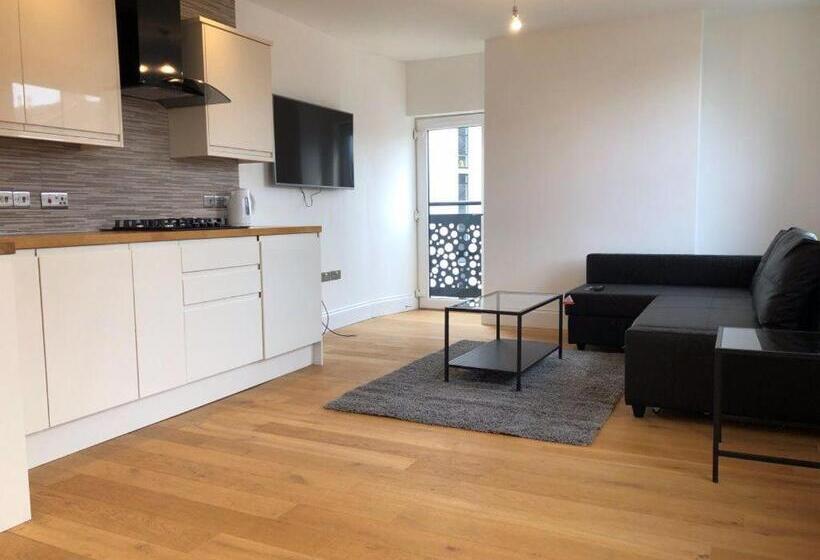 פנסיון Hull City Apartment No 07