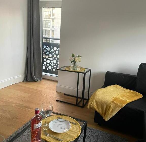 پانسیون Hull City Apartment No 09