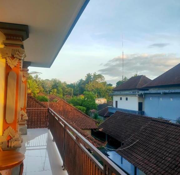 פנסיון Karmila House