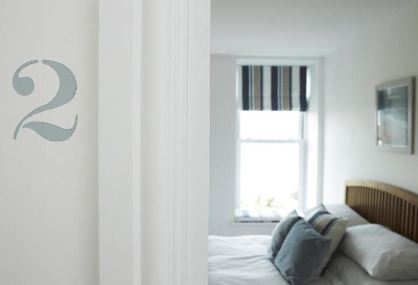 ベッドアンドブレックファースト West By Five