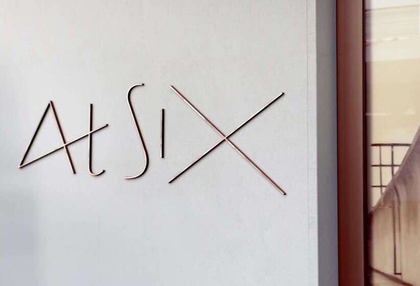 호텔 At Six