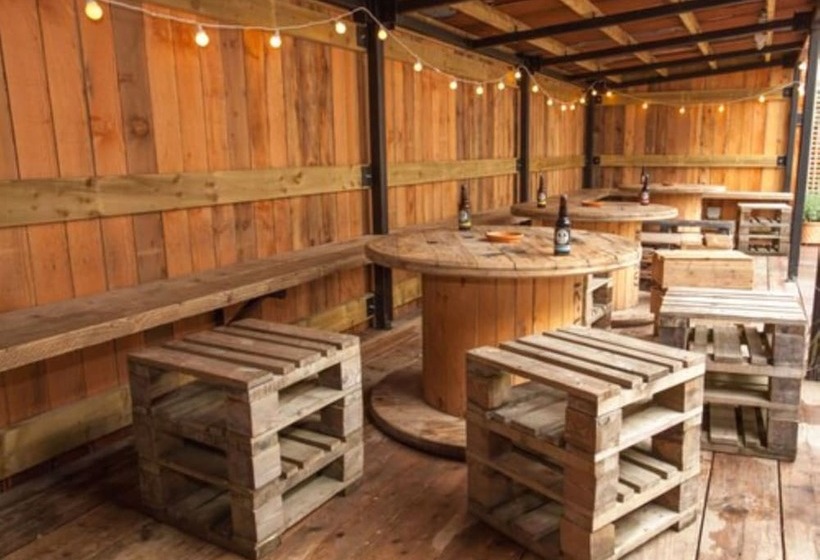 בית מלון כפרי Black Isle Bar & Rooms