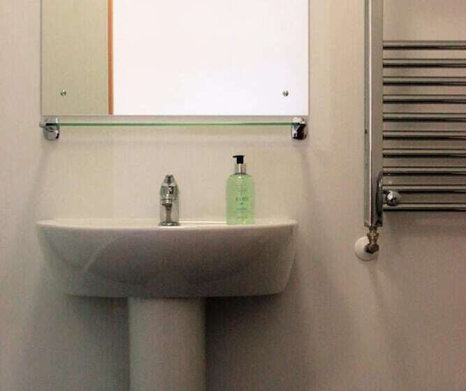 בית מלון כפרי Black Isle Bar & Rooms