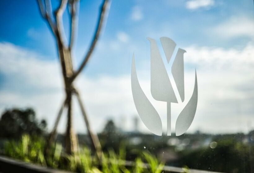 Отель Golden Tulip Essential Tangerang