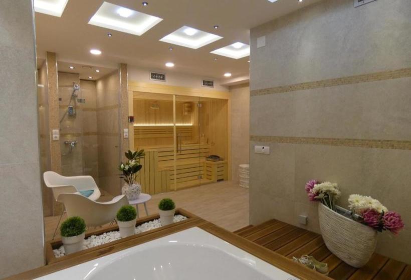 هتل Villa Natural Wood