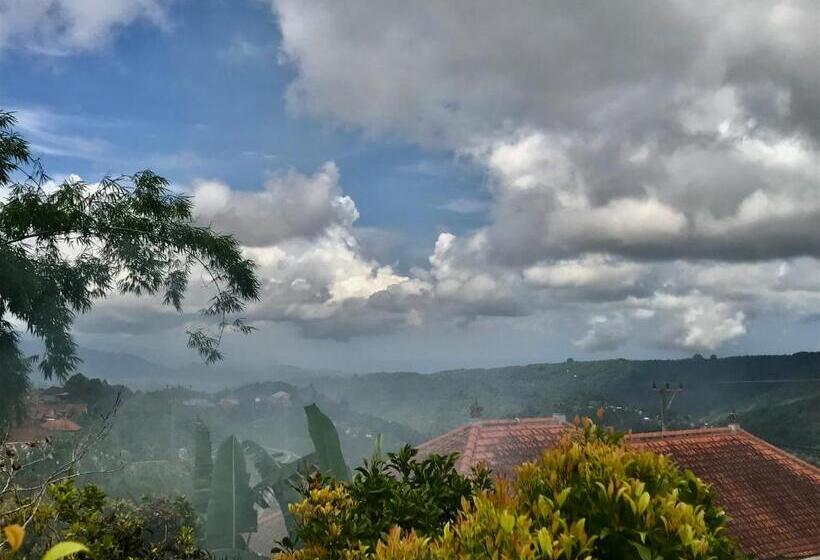 호스텔 Kraras Munduk Guest House & Donbiyu Rendezvous Restaurant