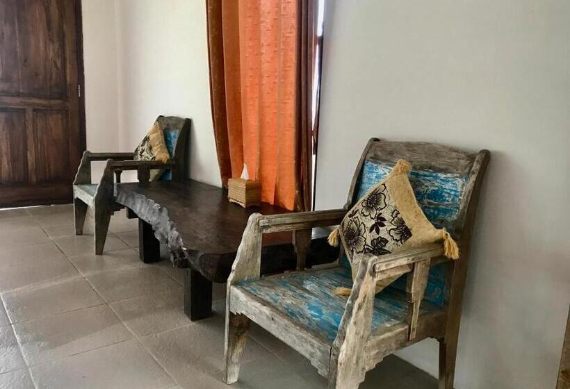 הוסטל Kraras Munduk Guest House & Donbiyu Rendezvous Restaurant