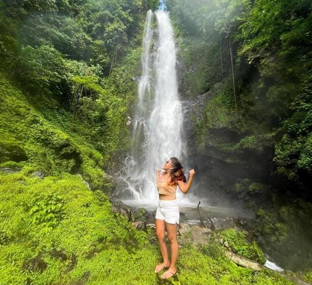 הוסטל Kraras Munduk Guest House & Donbiyu Rendezvous Restaurant