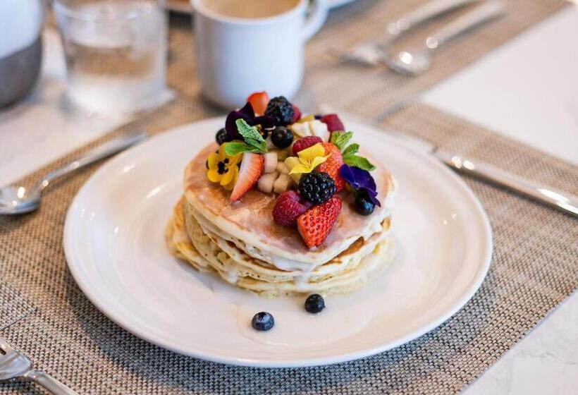 Flamboyan Hotel & Residences