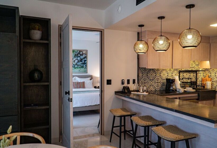 Flamboyan Hotel & Residences