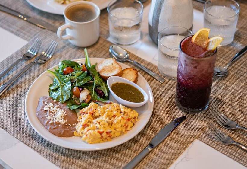 Flamboyan Hotel & Residences