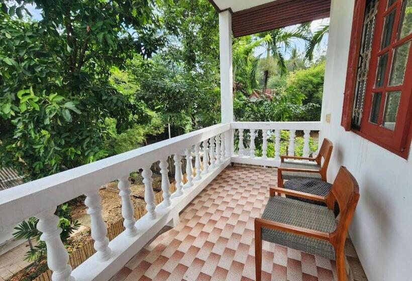 هتل A Little Bungalows By Beach