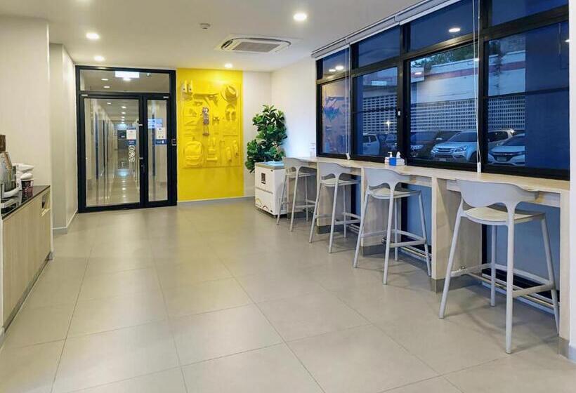 Отель Hop Inn Suphanburi