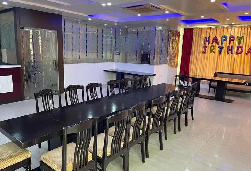 فندق Liva International