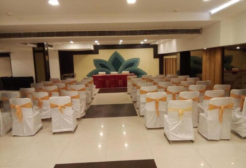 فندق Liva International