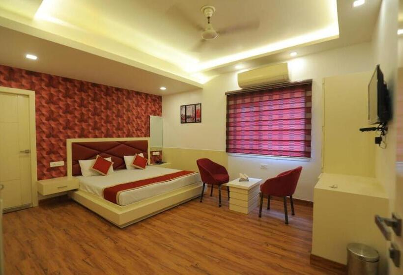 فندق Liva International