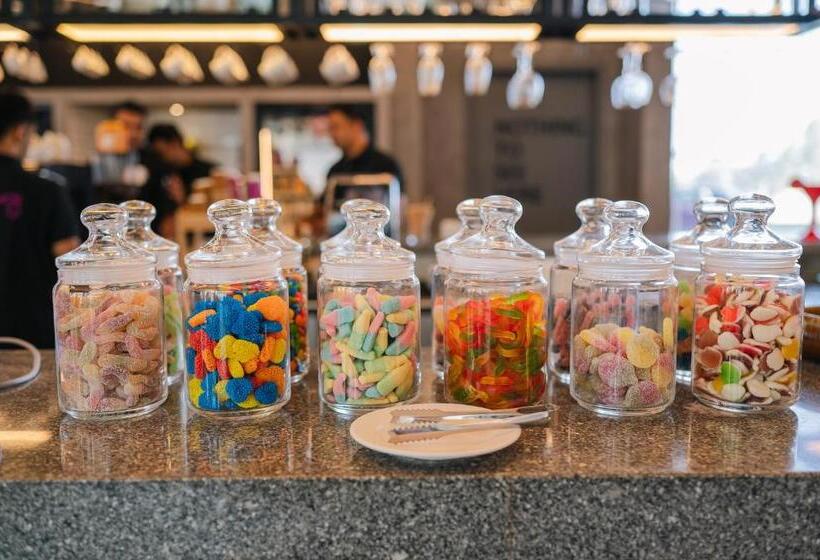 Отель Moxy Bengaluru Airport Prestige Tech Cloud