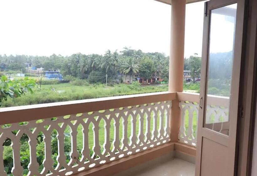 בית מלון כפרי New Moon Retreat