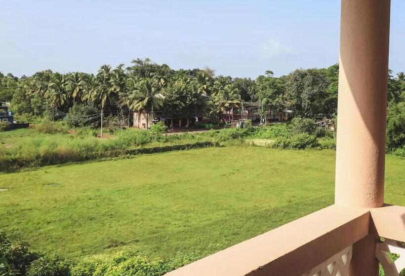 בית מלון כפרי New Moon Retreat