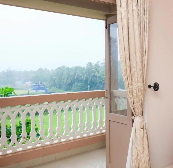 בית מלון כפרי New Moon Retreat