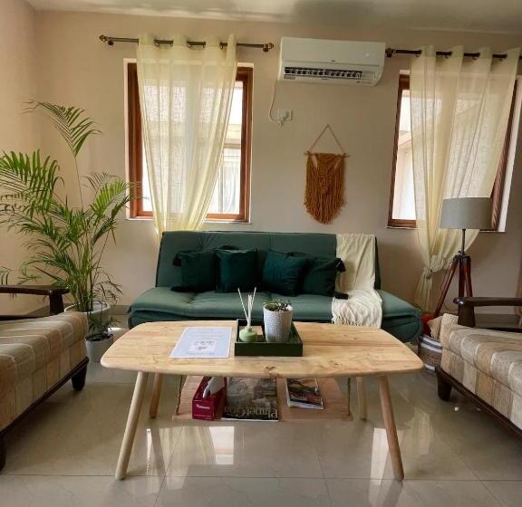 בית מלון כפרי New Moon Retreat