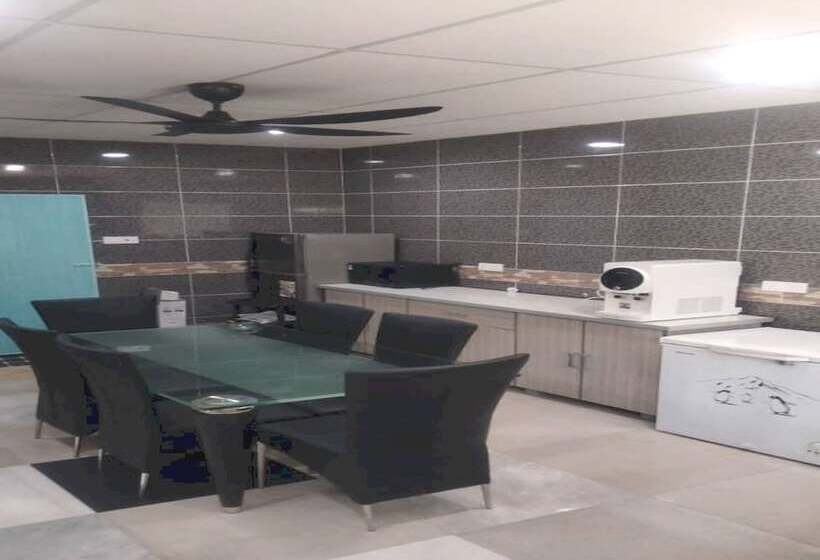 فندق Oyo Home 90904 Ray Yan Guesthouse