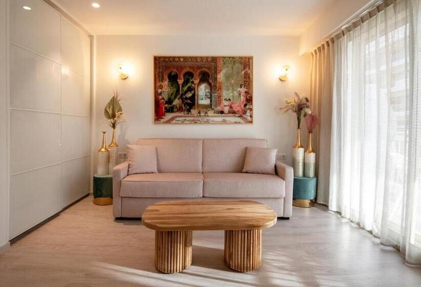 Отель Résidence Hôtelière Chambord Au Coeur De Menton   Entièrement Rénovée