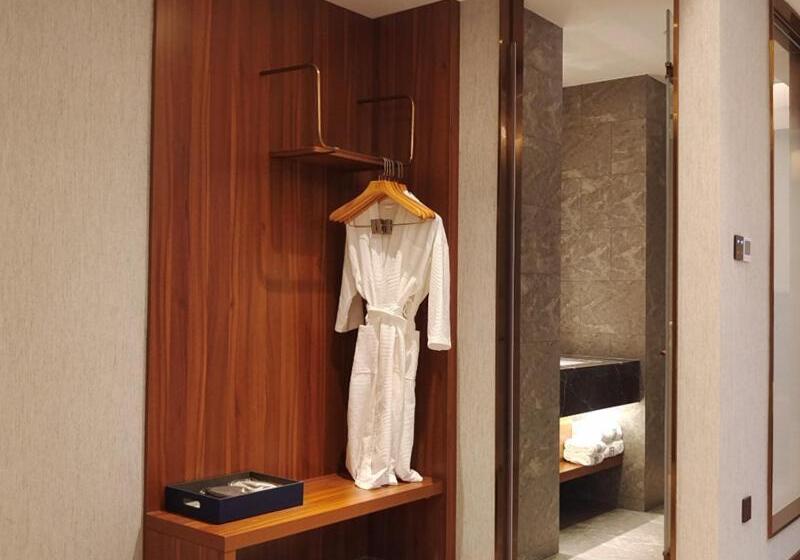 Lanou Hotel Lianyungang Donghai High Speed Railway Station Crystal City