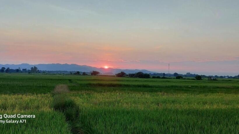 Pensión บ้านพิงค์นา