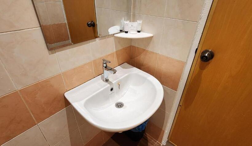 פנסיון Eighteen Guesthouse