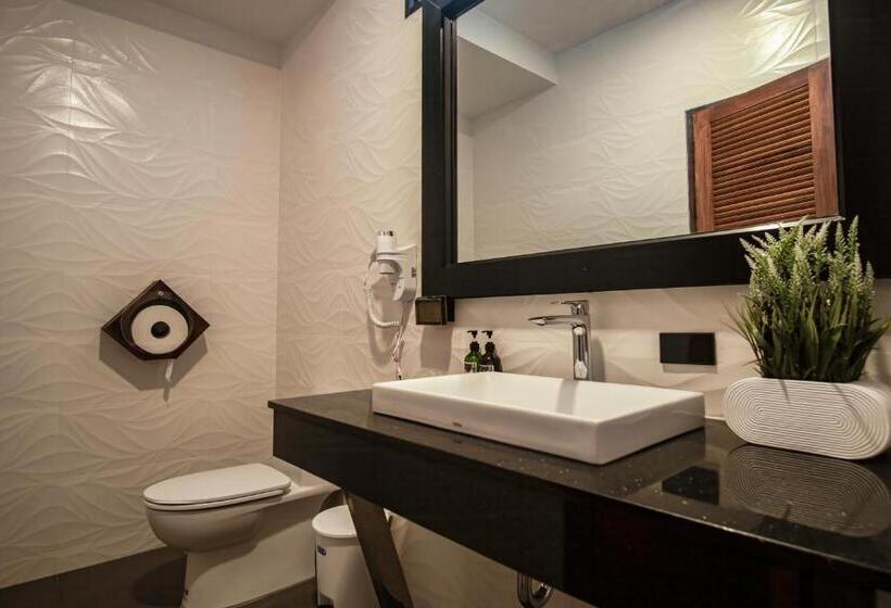 Sea Beach Hostel & Club Aonang Beachfront