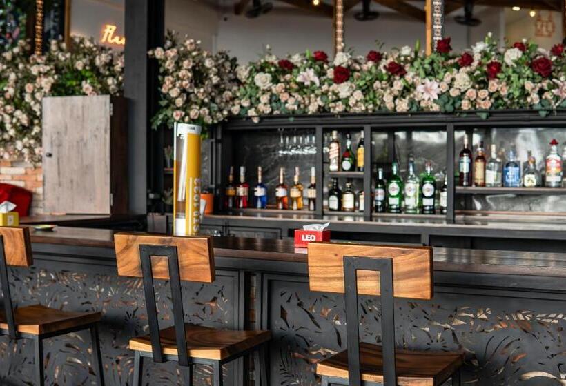 Sea Beach Hostel & Club Aonang Beachfront