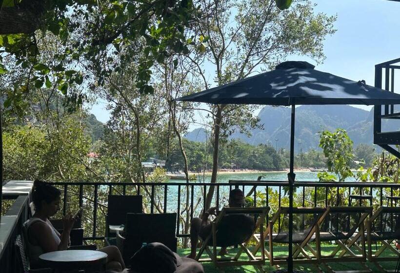 Sweed Dee Seaview Hostel