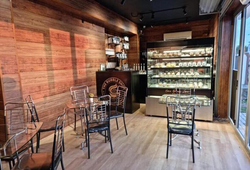 هاستل Four Petals Inn