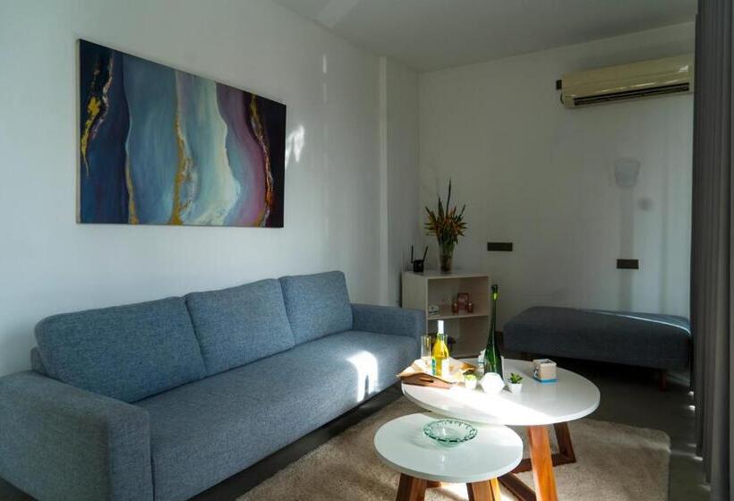 هاستل Four Petals Inn