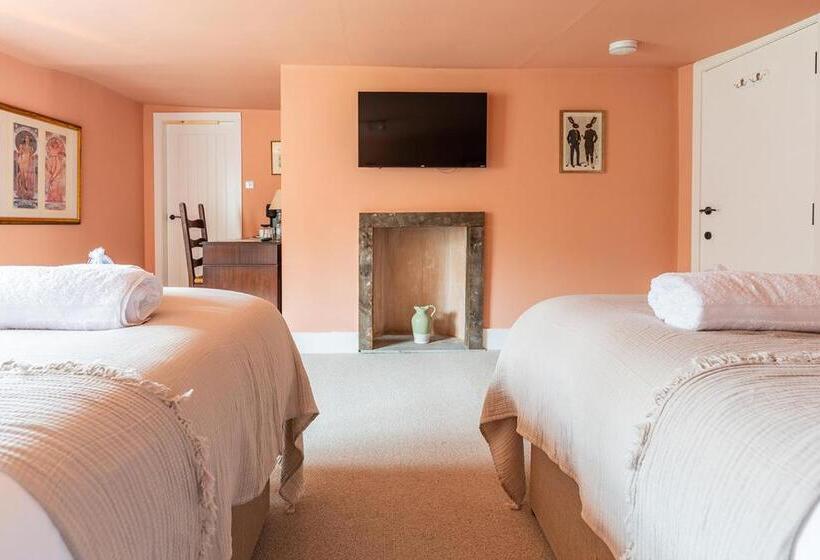 Общежитие The White Horse, Rogate